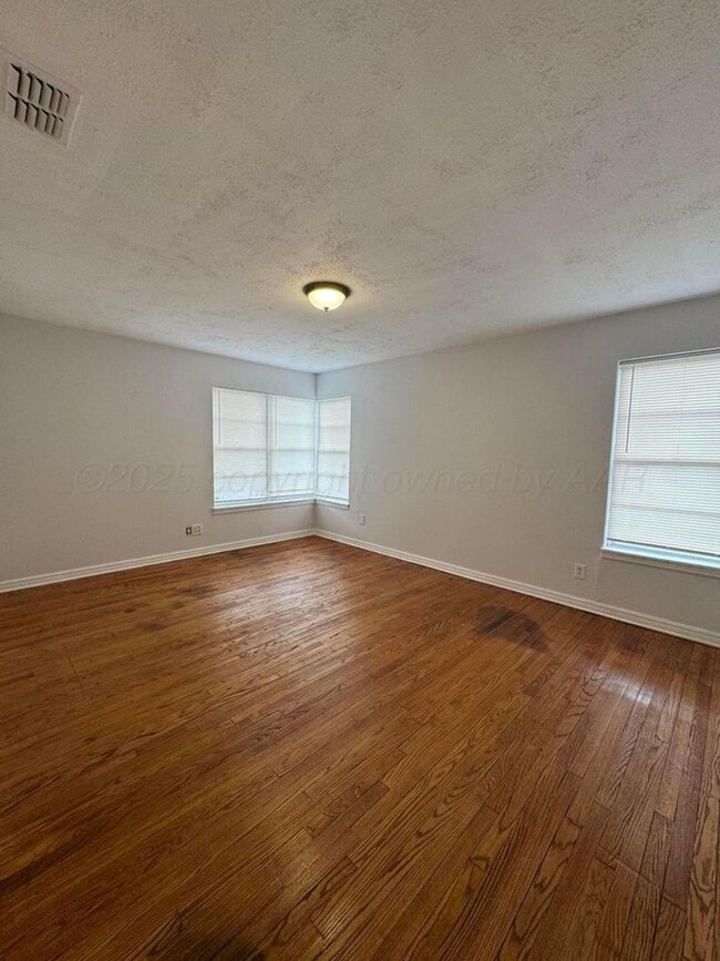 Building Photo - LARGE 2bedroom 1bathroom with 1 car garage...