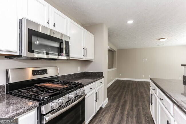 Building Photo - 2210 Valley Creek Dr
