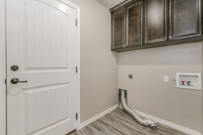 Building Photo - 4 BEDROOM!!! Located in River Road