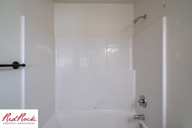 Building Photo - Conveniently located 3 Bedroom Townhome