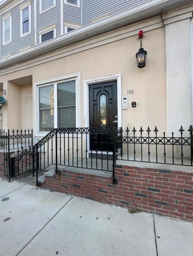 Building Photo - 176 Elm St