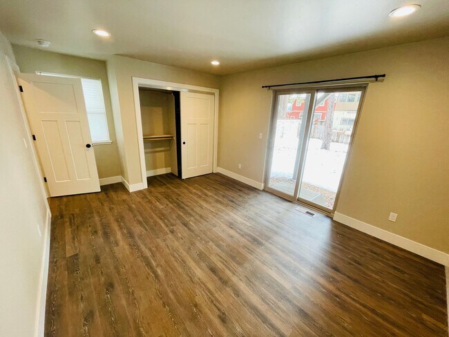 Building Photo - 3 bed 2 bath 1 car garage townhouse in Sou...