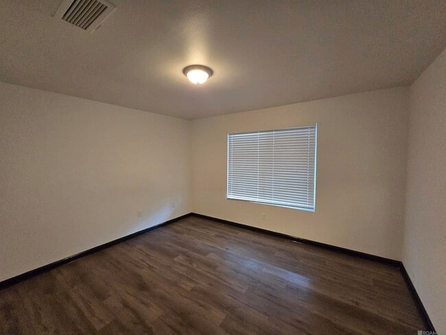 Building Photo - 947 Grebe St