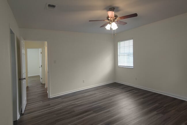 Building Photo - 5897 Somerset Dr