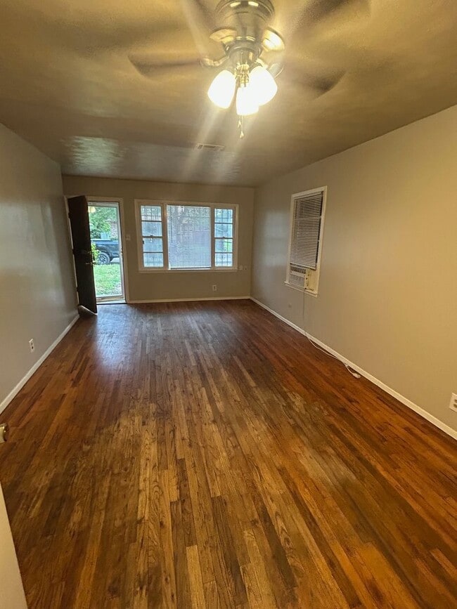 Building Photo - Perfect home for family