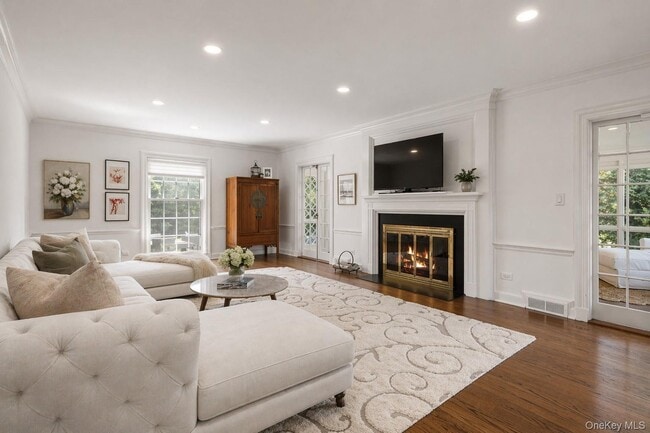 Building Photo - 8 Church Ln S