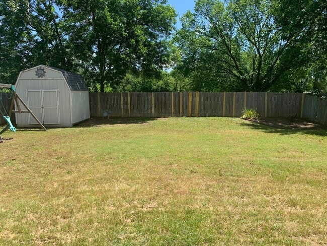 Building Photo - Spacious 4-bedroom home offers an easy com...