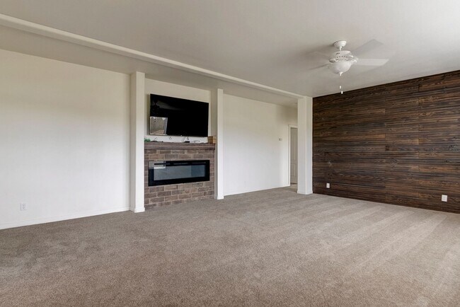 Building Photo - 3 Bed 2 Bath Pet Friendly Home