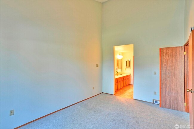 Building Photo - Spacious 2-Bed, 2-Bath Condo in Prime Ever...