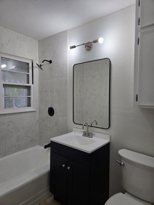 Building Photo - 1219 N Harding Ave