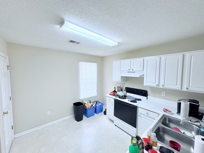 Building Photo - 504 Kingsman Ln