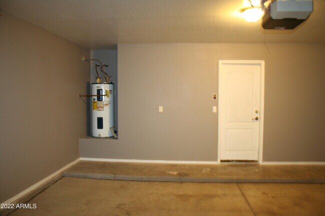 Building Photo - 11207 W Hopi St