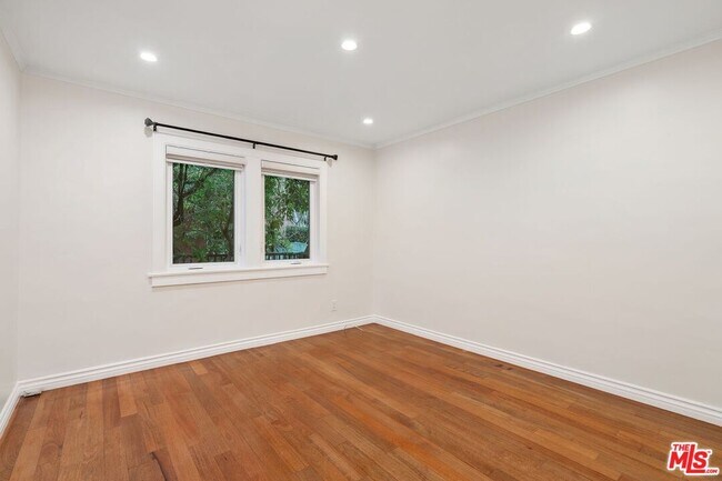 Building Photo - 828 N Crescent Heights Blvd