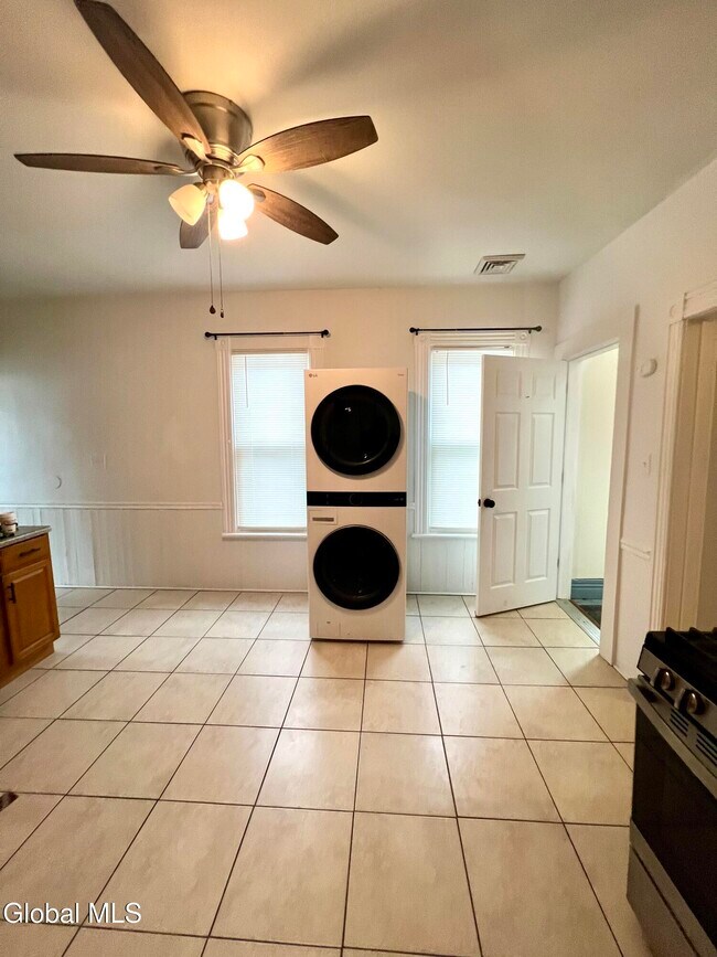 Building Photo - 39 1/2 Milton Ave