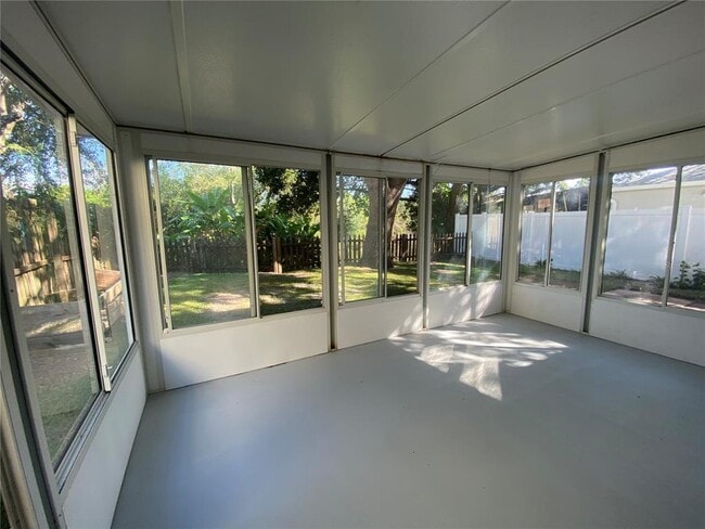 Building Photo - 1014 Lake Shore Ranch Dr