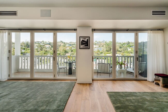 Building Photo - 999 N Doheny Dr