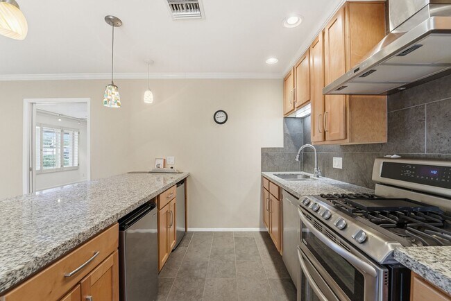 Building Photo - Welcome to this beautiful 4-bedroom, 3-bathroom home in Tempe Arizona!