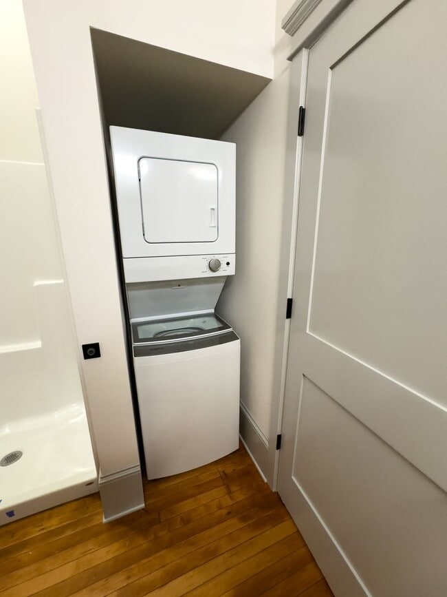 Building Photo - WINTER SPECIAL - NEWLY RENOVATED DOWNTOWN SALEM STUDIO