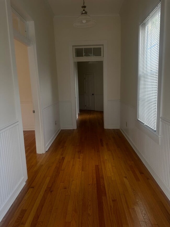 Building Photo - Charming Cottage!