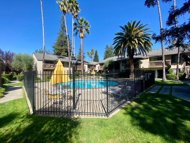 Building Photo - Nice Upper Unit in the Desired Station West!