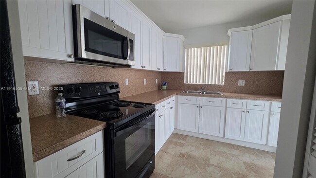 Building Photo - 9818 SW 146th Ct