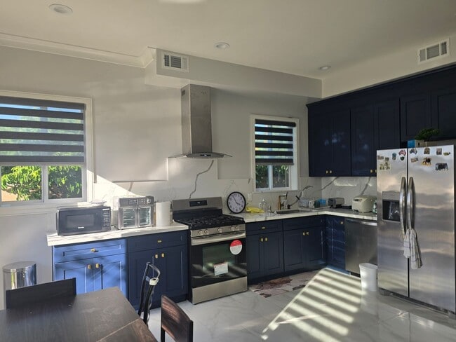 Building Photo - Fully Furnished 2 Bed, 2 Bath Townhome – 5...