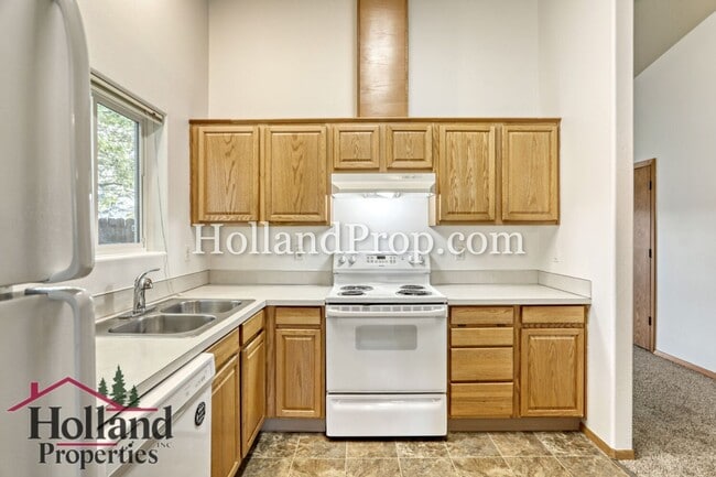 Building Photo - Lovely 2 bedroom unit with private fenced yard!