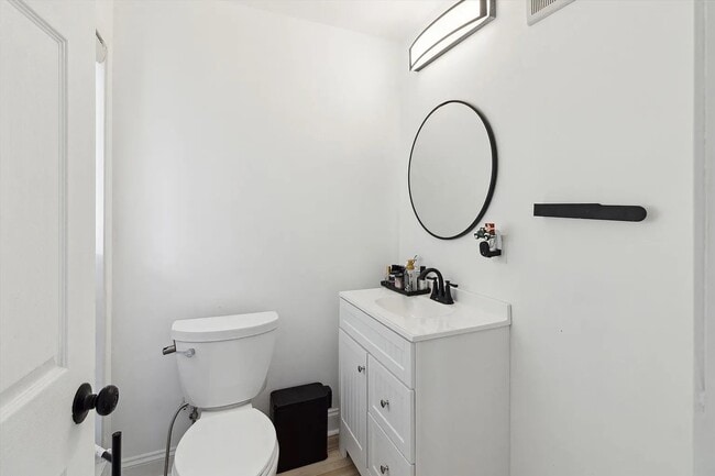 Building Photo - 5242 Cedarhurst Dr