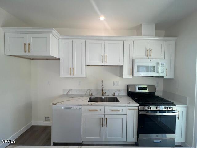 Building Photo - 10507 Helendale Ave