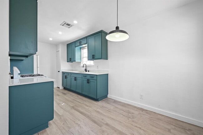 Building Photo - 5545 Pine Pl