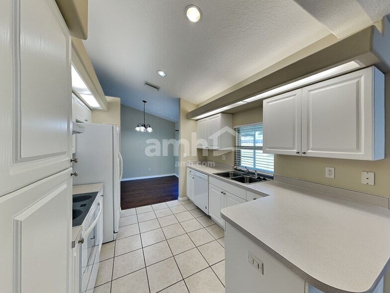 Building Photo - 6228 34th Pl E