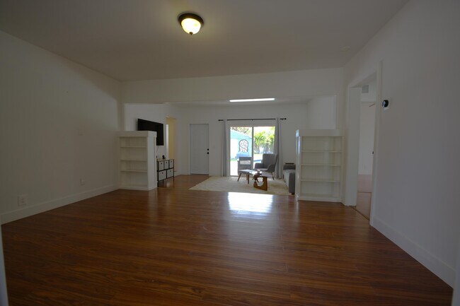 Building Photo - 717 N E St