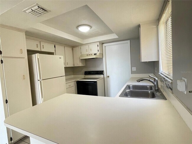 Building Photo - 687 Lake Dexter Cir