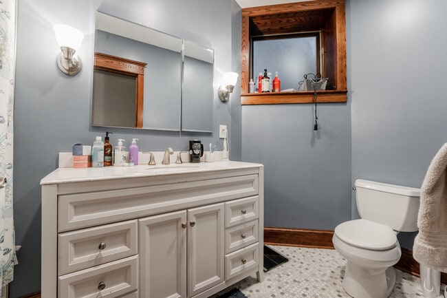 Building Photo - 1019 W Oakdale Ave