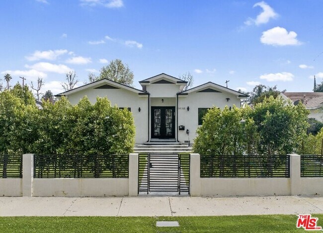 Building Photo - 19148 W Oxnard St