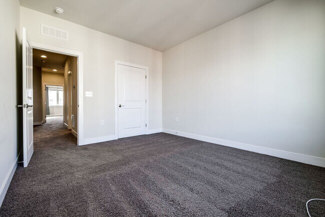 Building Photo - Updated 3br/2.5ba Condo Townhome Alexandria Walk to Metro