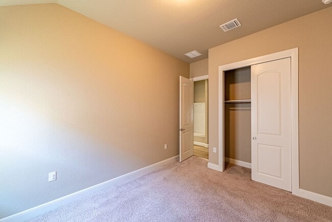 Building Photo - Charming Cedar Park Retreat: 3-Bedroom Home with Versatile Features and Community Amenities