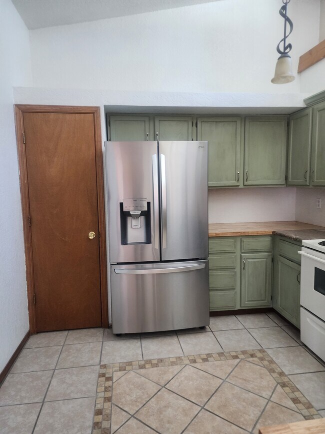 Building Photo - 1017 Galvan Dr