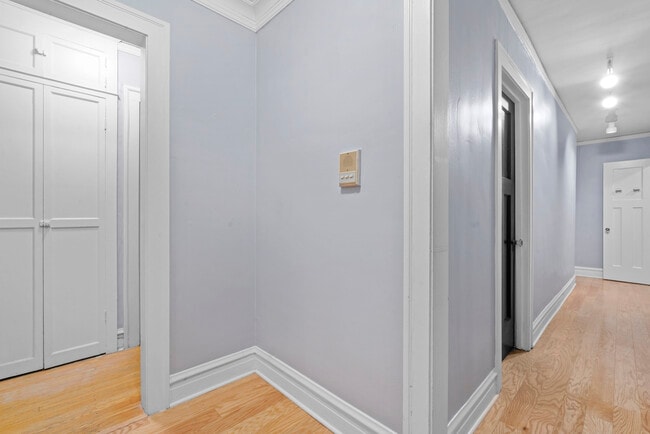 Building Photo - 304 S Kenilworth Ave
