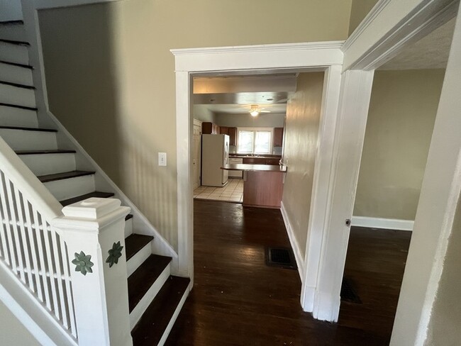 Building Photo - 6 Bed 2 Bath Home For-Rent off Watson SW f...