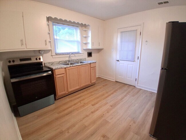 Building Photo - Newly Renovated One Bedroom Apartment in S...
