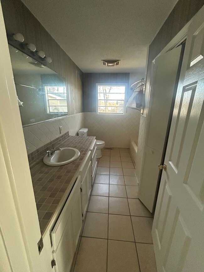 Building Photo - 3 bedroom house