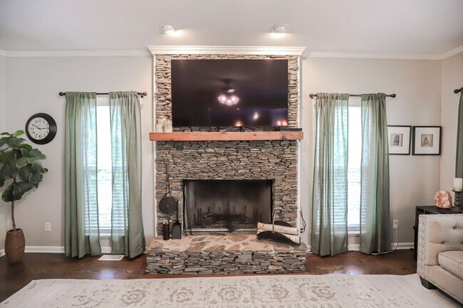 Building Photo - 5804 Lanatte Ln