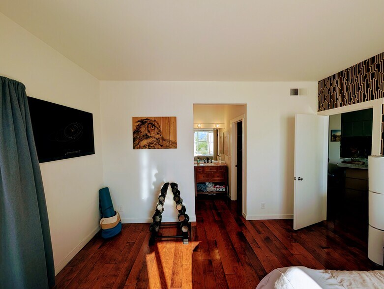 Master bedroom - 97 E Saint James St