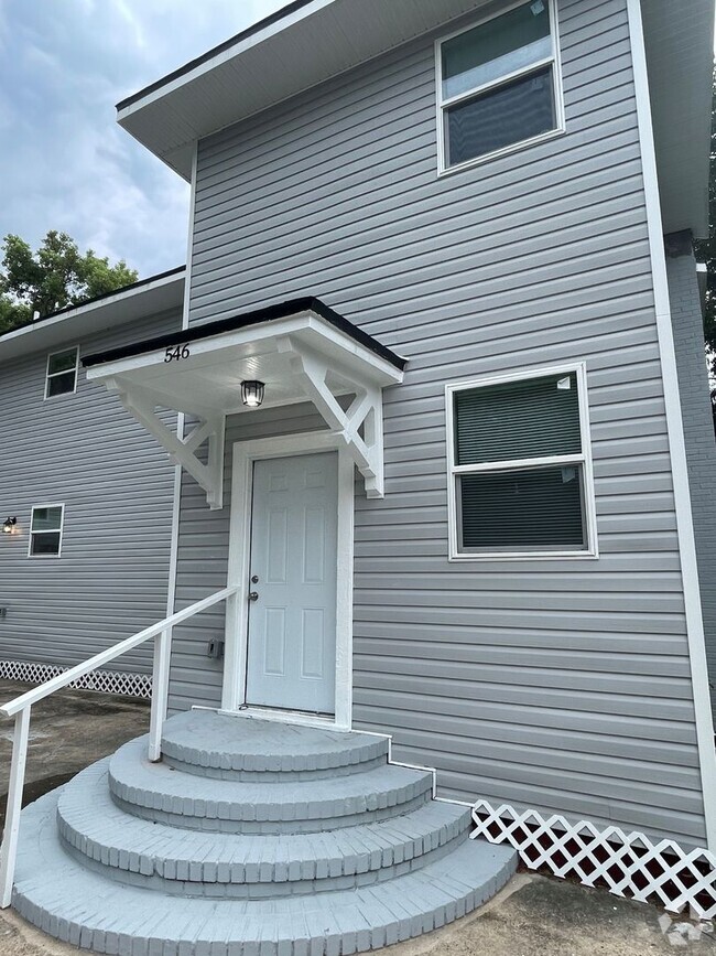 Building Photo - Duplex with Garage Apartment