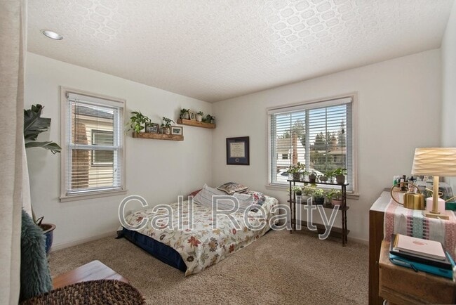 Building Photo - 1117 E 33rd Ave