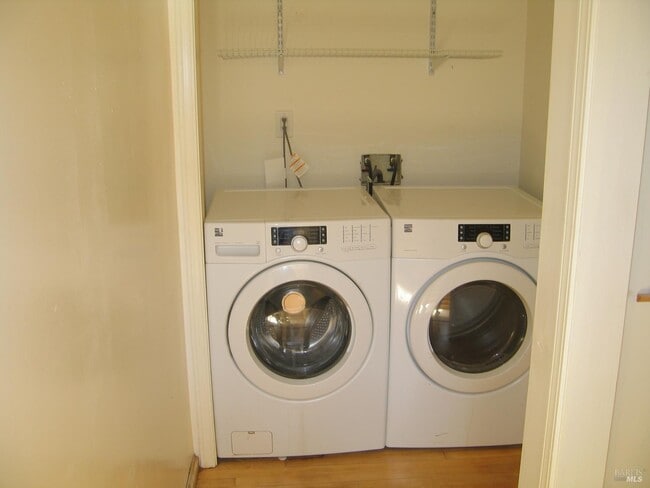 Building Photo - 230 Diviso St