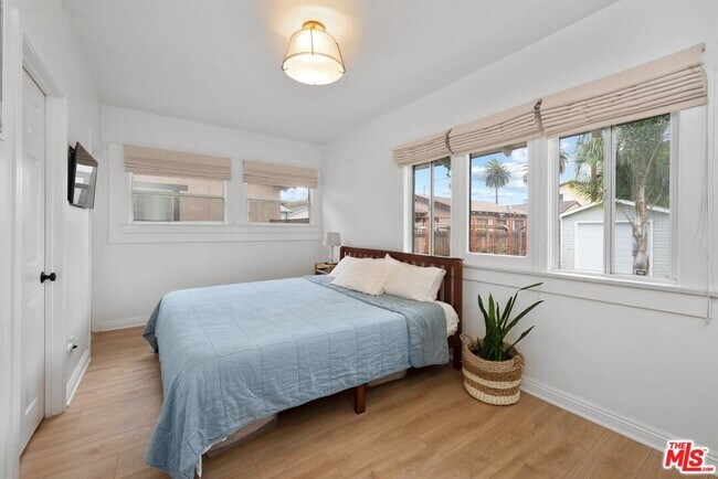 Building Photo - 1728 W 39th St