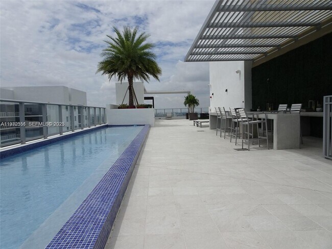 Building Photo - 1010 SW 2nd Ave