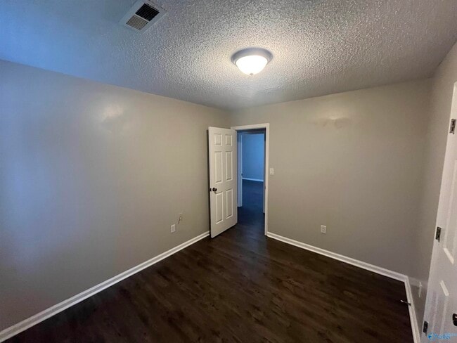 Building Photo - 121 Bramblebush Dr